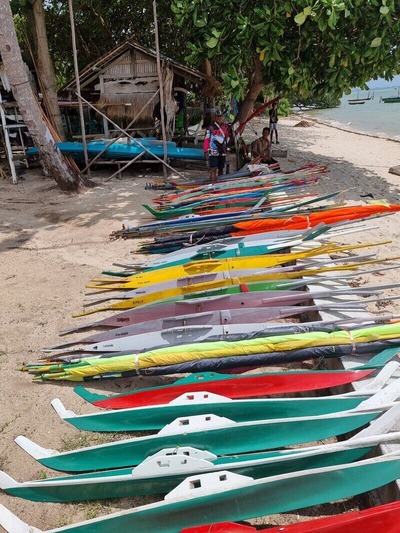 Rows of jongs laid out on the sand, seen from above