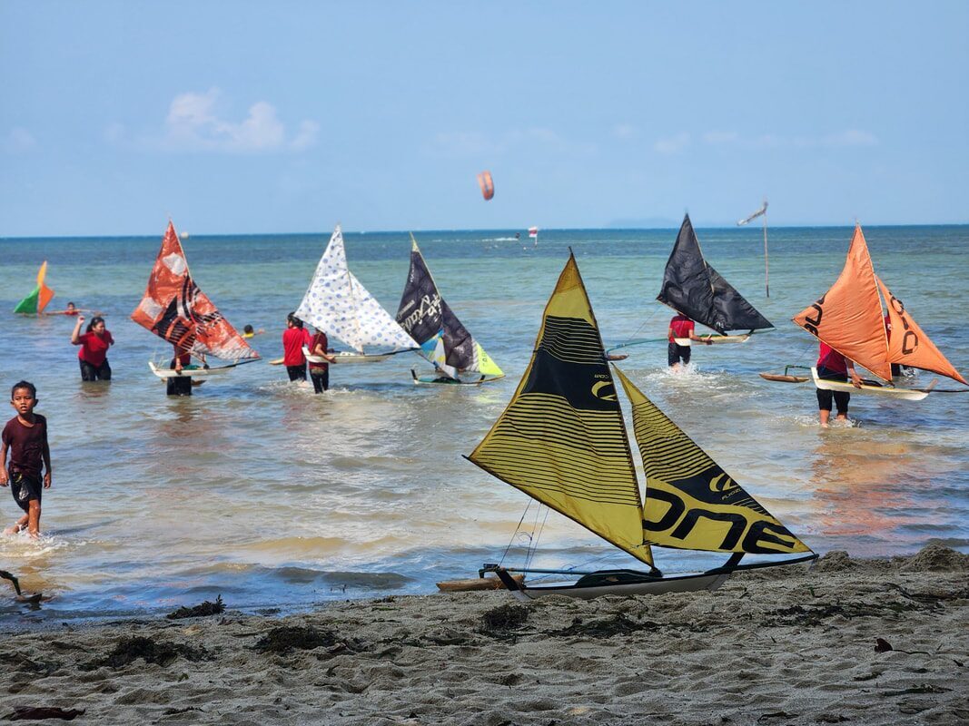 A cluster of jongs racing together on the water