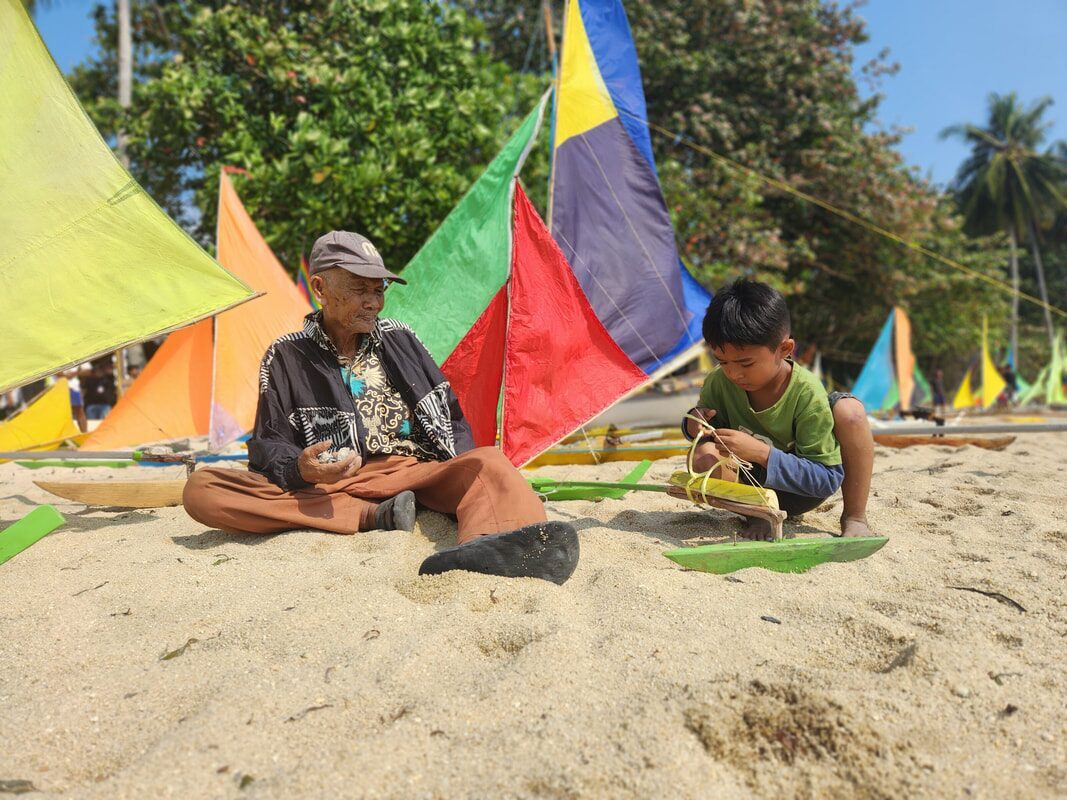 A jong and its sailor resting together on the sand