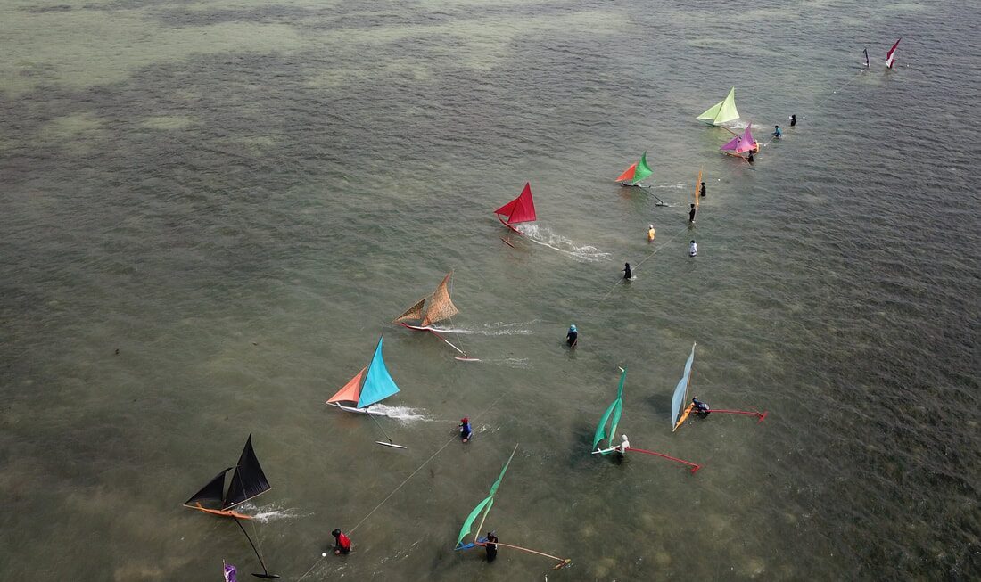 The fleet sailing at Teluk Bakau, every sail filled